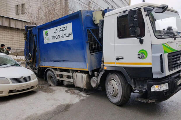 В Новосибирске под мусоровозом рухнул асфальт
