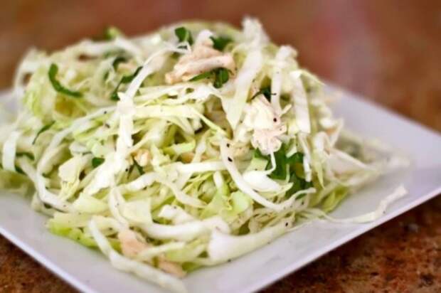 Салат с капустой, огурцом, куриным филе и сыром Салат с капустой, огурцом, куриным филе и сыром