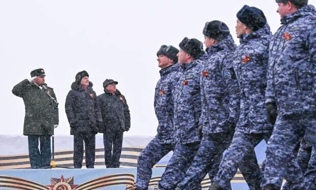 Дмитрий Артюхов принял участие в Параде Победы в Салехарде