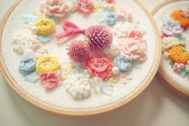 Глядя на вышивки корейской мастерицы Yun Hye-Jin, не перестаешь  удивляться и восхищаться: настолько трогательные и нежные выходят у нее  цветы! -3