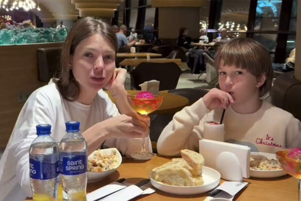 Актриса Наталья Бардо сообщила, что улетела с сыном из России