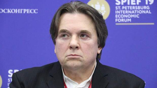 Не надо думать, что говоря о мумии, я имею ввиду Эрнста. На фото он просто думает о высоких рейтингах канала. Посмотрите, как светится т счастья его лицо. Фото из Интернета.