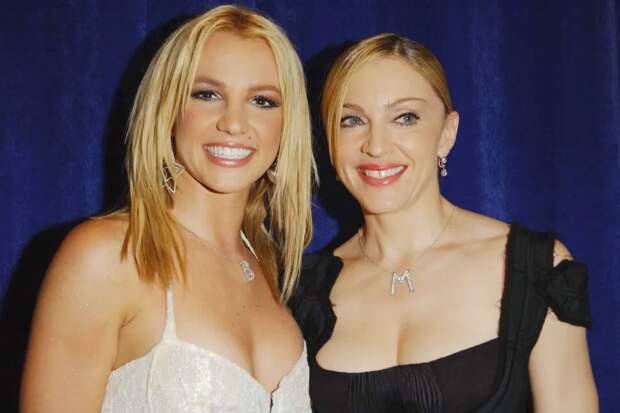 Бритни Спирс (Britney Spears) хвалит Мадонну (Madonna) за то, что она "Мудрая" и "Невероятно сильная".