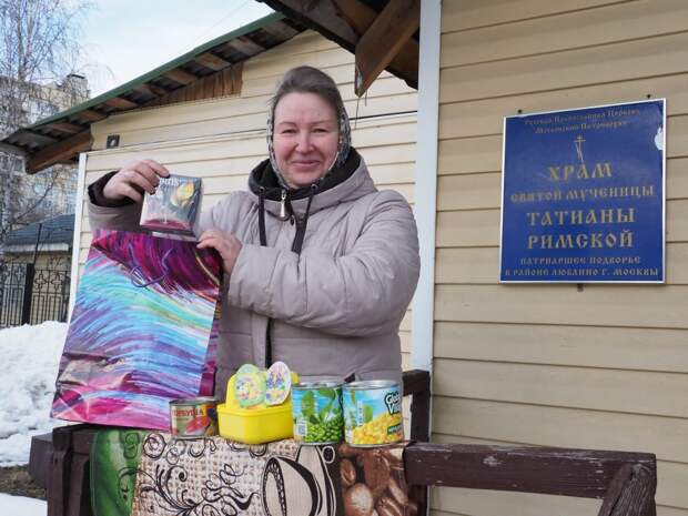 Волонтер Татьяна Новикова собирает продукты для праздничного чаепития и салатов / Фото: Ольга Чумаченко