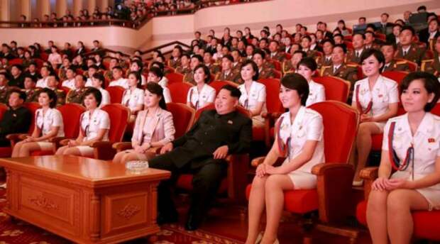 Пример деда Впервые так называемый «женский отряд специалистов» был организован еще дедом Ким Чен Ына в 1978 году. В Северной Корее девушек также прозвали «Отрядом счастья» — 2000 девушек, обученных как охранять вождя, так и удовлетворять все его потребности.