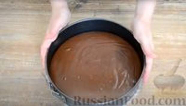 Фото приготовления рецепта: Шоколадный пирог-ватрушка с творожной начинкой - шаг №7
