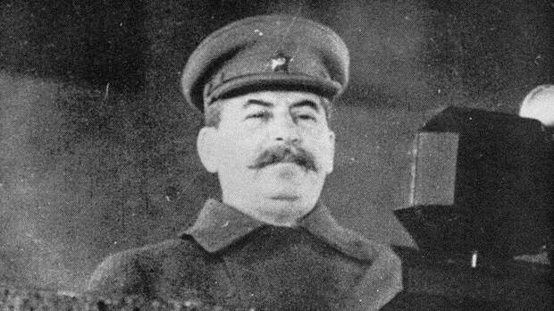 Товарищ Сталин во время парада на Красной площади 7 ноября 1941