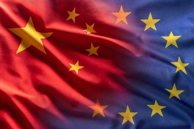 Флаг Китая и ЕС развевается на ветру.