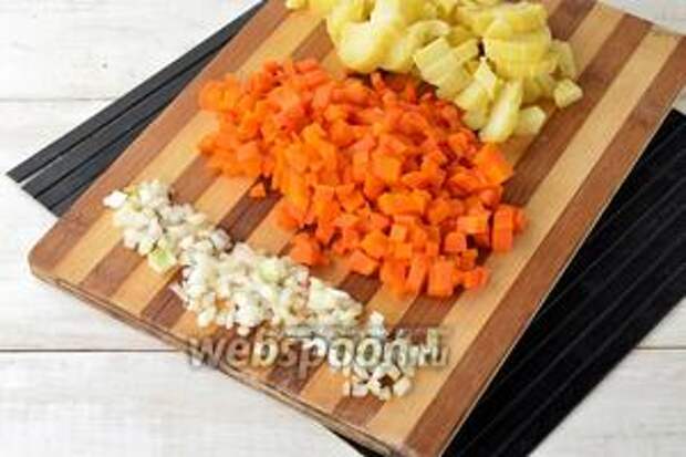 Морковь (120 г) и картофель (150 г) отварить в кожуре до готовности. Охладить. Очистить картофель, морковь и лук (100 г). Нарезать овощи кубиками.