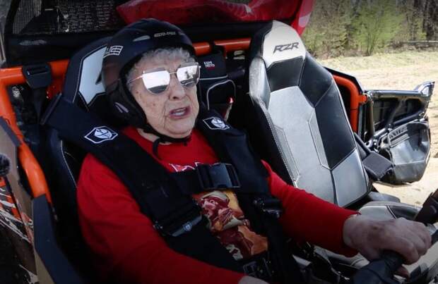 99-летняя “железная бабушка” совершила пробег на багги в честь Дня Победы