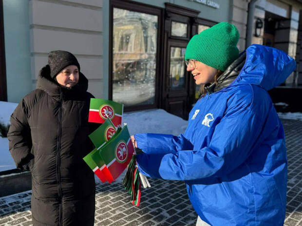 Татарстан гербы көне уңаеннан активистлар Казанда 10 мең флаг һәм тасма таратты