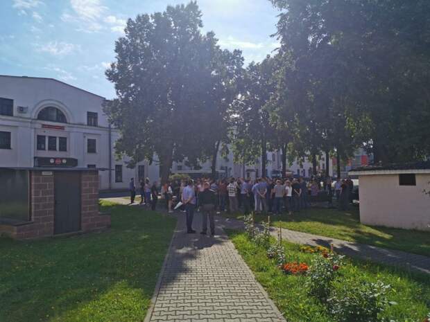 ⚡️Заводы по всей Беларуси объявляют забастовку. Рабочие требуют честных выборов