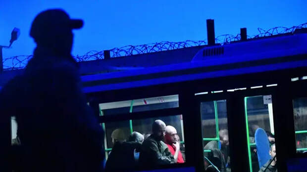 Автобус со сдавшимися в плен украинскими военнослужащими и боевиками националистического батальона Азов у следственного изолятора в Еленовке