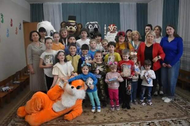 Весеннее чудо в "Приюте надежды": спортивный Дед Мороз растопил сердца детей и обманул календарь