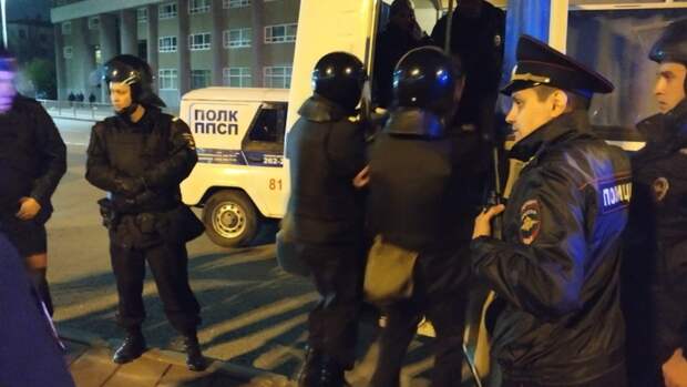 В Екатеринбурге полиция начала новые задержания на акции у Театра драмы