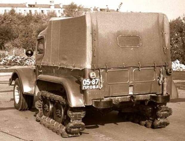 Вид сзади на С-3МУ и его резиновые цепи