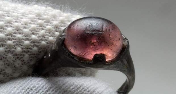 Кольцо викинга, IX век Найдено в могиле женщины в Швеции. Надпись на камне гласит - Во имя Аллаха. настроение, подборка, это интересно