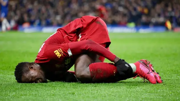 Вылет «Ливерпуля», пять отбитых пенальти в Германии и скандал в Грозном: что произошло в кубках ведущих стран Европы