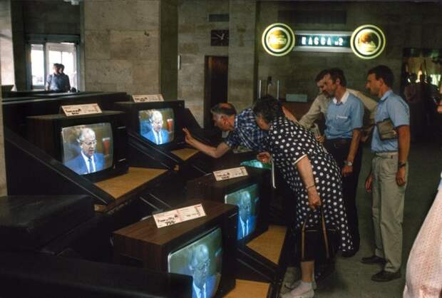 Магазин телевизоров в центре Москвы. СССР, 1988 год. Автор фотографии: Chris Niedenthal.