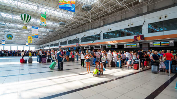 Брошенную россиянкой в аэропорту Антальи новорожденную вернули в Россию