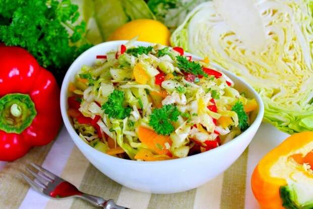 Салат с капустой, огурцами и болгарским перцем Салат с капустой, огурцами и болгарским перцем