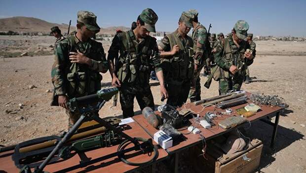 Обучение сирийских солдат поисковой тактике и обнаружению взрывных устройств. архивное фото