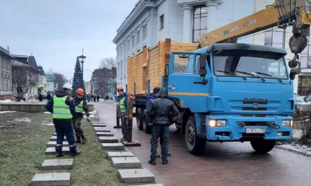 На главной улице Архангельска  устанавливают ярмарочные домики