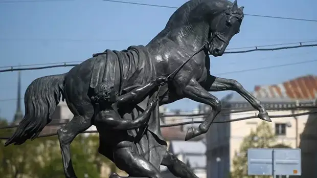 В Петербурге завершили реставрацию повреждённой скульптуры на Аничковом мосту