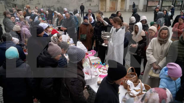 В Сретенском монастыре Москвы освятили куличи прихожан
