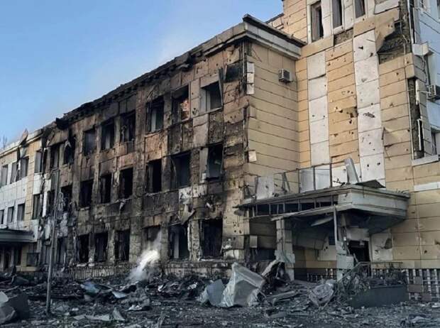 Вражеский снаряд вызвал сильные разрушения и пожар в здании больницы.