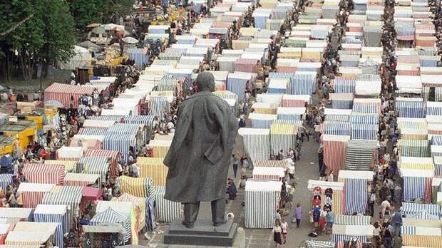 Рынок в Москве в&nbsp;1992-м году. <br>