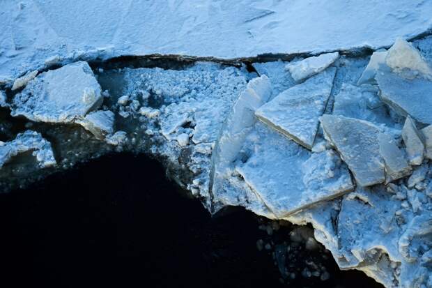 Грузовик со стройматериалами провалился под лед на переправе в Якутии