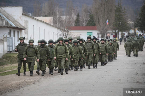 Неопознанные войска в Крыму. Украина. Севастополь, колонна, отряд, марш, войска, крым, солдаты, военные, украина, строй