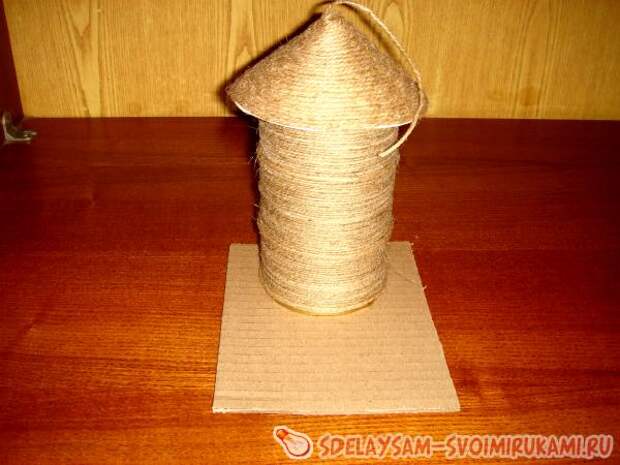 Приклейте конус сверху