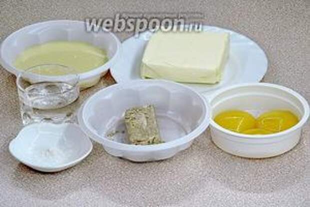 Для приготовления крема нужно взять сливочное масло, сгущённое молоко, яичные желтки, халву, воду и ванилин.