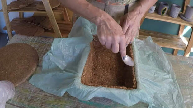 Невероятно, но даже из обыкновенных, дешёвых древесных опилок может получиться замечательный декор. Его вполне можно использовать и в качестве подарка!-4