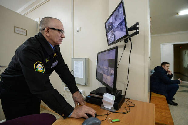 Депутат Нилов призвал ввести строгий отбор охранников школ и детсадов