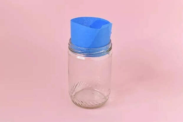 Простые банки и стаканы превращаются в декор: 3 способа покрасить стеклянные предметы