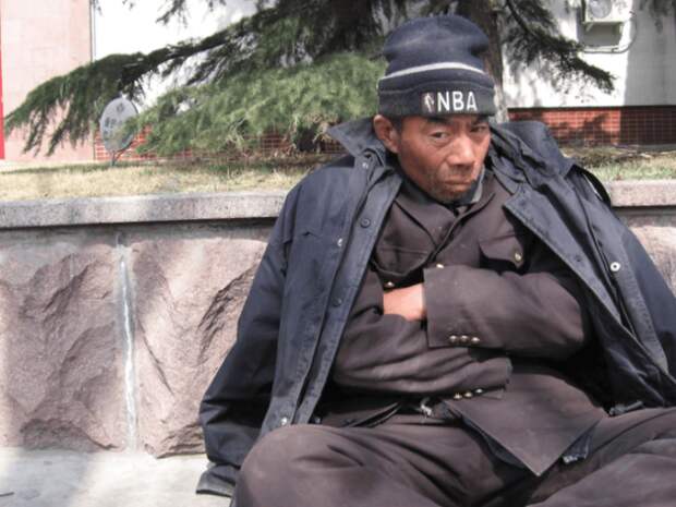 Бедняков тут хватает.