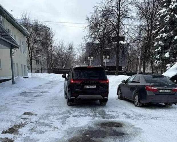 В Уфе резко осудили покупку роскошного внедорожника Lexus для мэра через фонд с заявленной поддержкой СВО