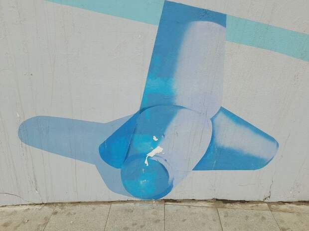 Стена с мозаиками около Покровского парка уже нуждается в ремонте