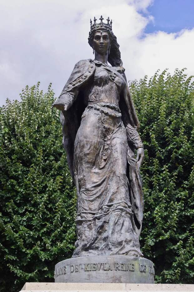 Анна Ярославна, королева Франции, скульптурный памятник 