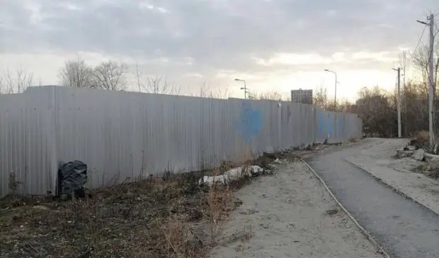 Лужу мазута на ДОКе в Тюмени обещали убрать, но она до сих пор на месте