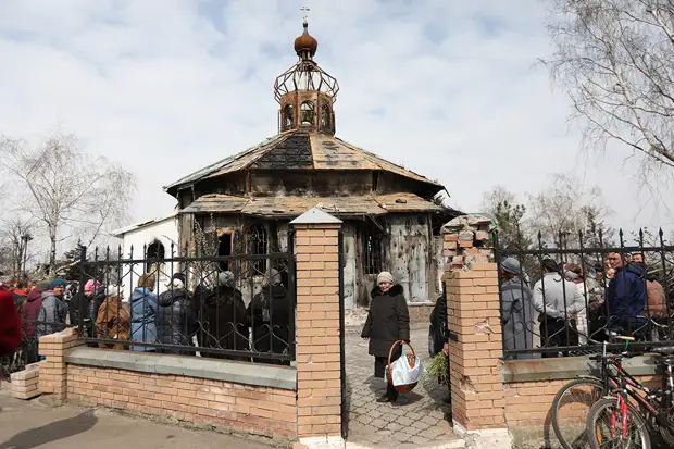 "РГ" помогает восстановить разрушенный националистами храм в Волновахе