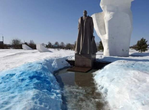 Шапша пригласил в «Музей Жукова» семью, устроившую гендер-пати у памятника