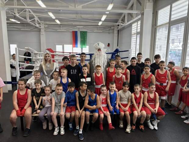 На базе ФОК «Кавказ» прошло предновогоднее открытое первенство спортшколы по боксу «На Деда Мороза надейся, а сам не плошай»