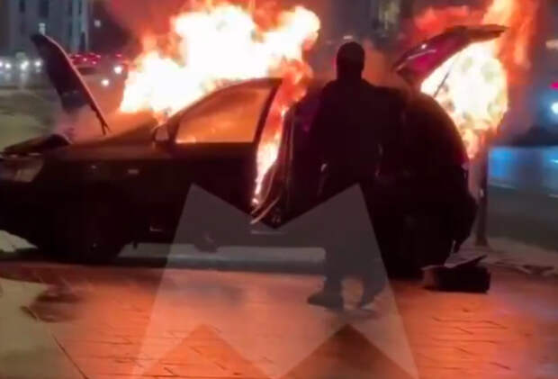 В Москве дворники снегом потушили автомобиль