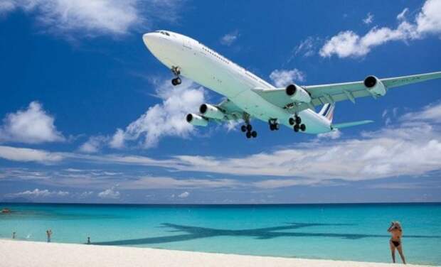 Лучший способ рассмотреть самолёт в полёте вблизи - сходить на пляж Махо. /Фото: quick-trips.com