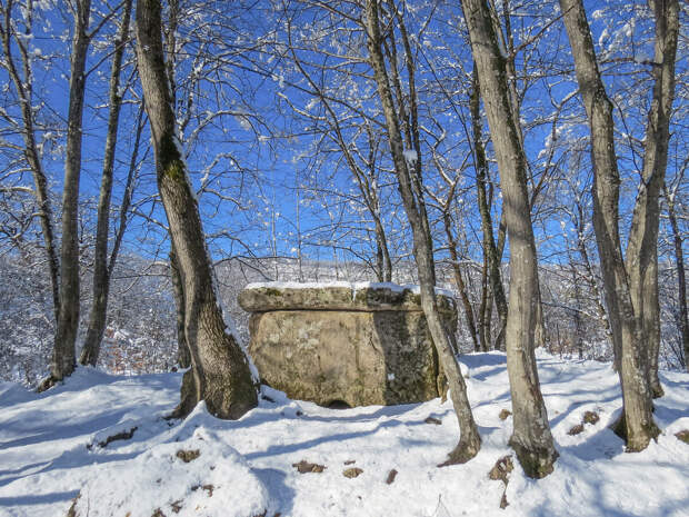 Хаджохский дольмен, координаты 44.316909, 40.189639.