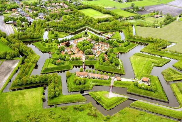 Этот город-крепость Буртанж (Нидерланды) в виде пятиконечной звезды был построен во времена Восьмидесятилетней войны Вильгельмом I Оранским интересное, крепости, мир, путешествия, укрытия, факты